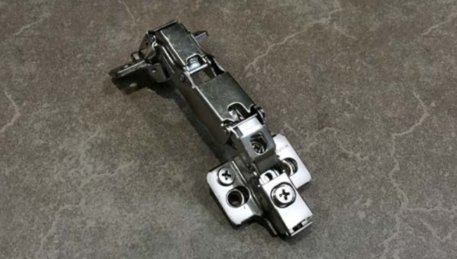 Ban-le-Hafele-giam-chan-165°