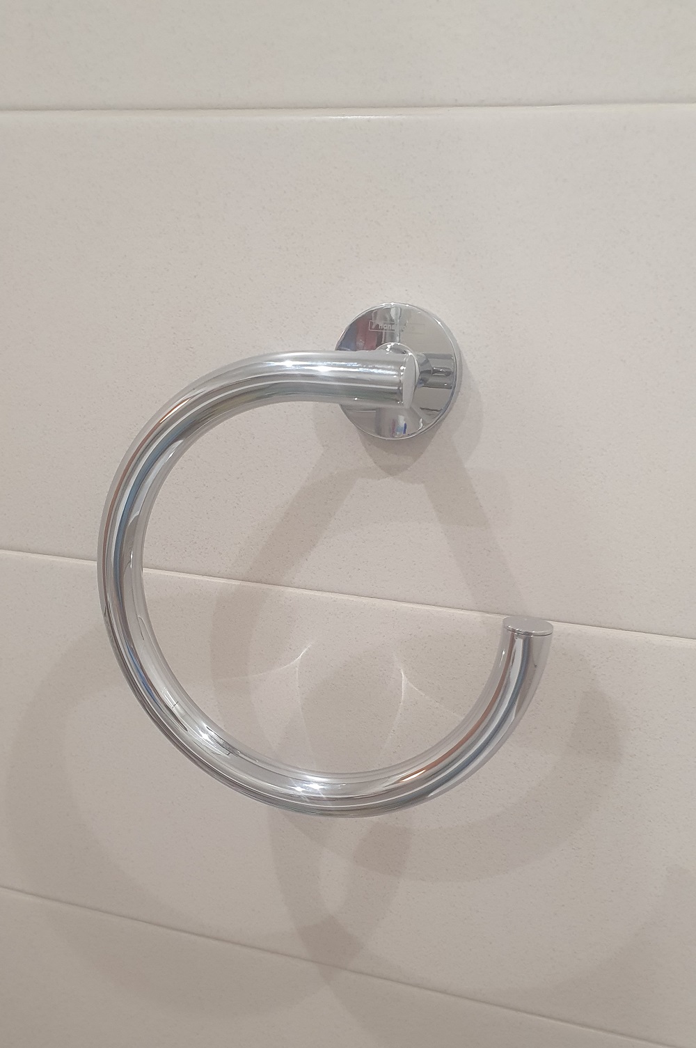 vong-treo-khan-41724000-hansgrohe-logis-mh1