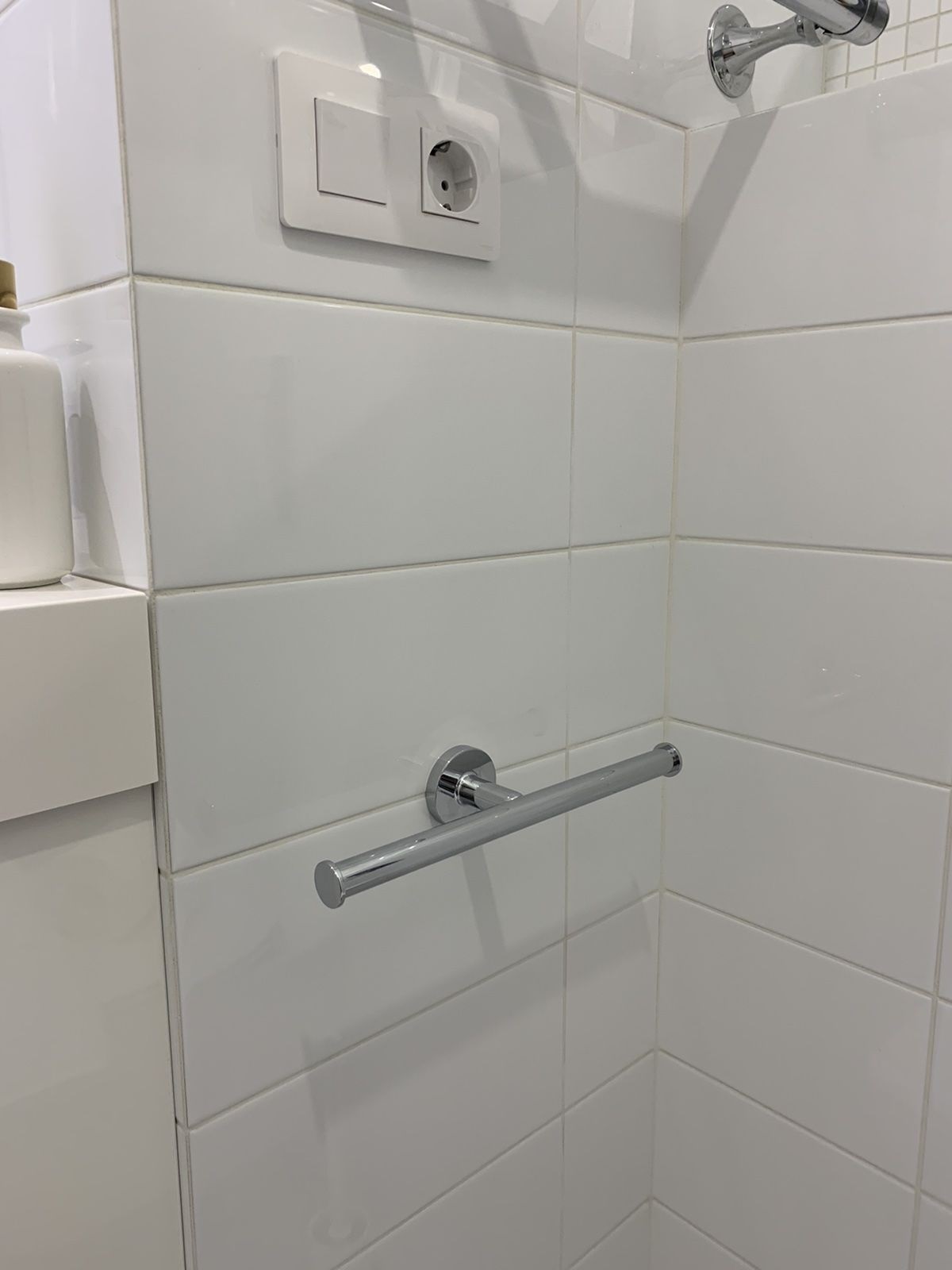 gia-treo-giay-doi-4172000-hansgrohe-h-logis-mh1