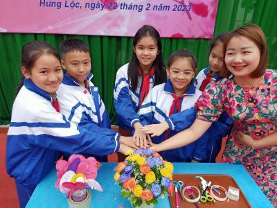 Tổ chức hoạt động ngoại khoá chủ đề "Chào mừng 8/3"