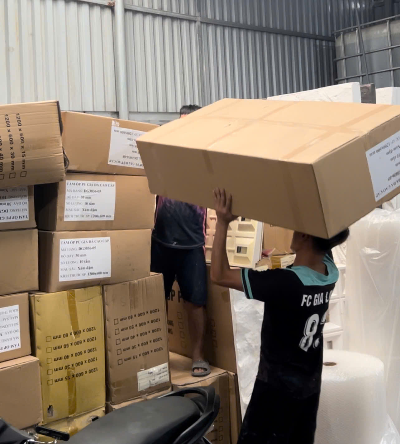 LÝ DO 04: VẬN CHUYỂN TOÀN QUỐC – ĐÓNG GÓI CHẮC CHẮN – ĐỔI TRẢ DỄ DÀNG Khác với đá thật hay gạch ốp nặng nề, Tấm Pu Giả Đá có trọng lượng nhẹ nhưng lại bền và cứng cáp. Điều này giúp việc vận chuyển trở nên dễ dàng và ít rủi ro hơn, đặc biệt với các đơn hàng đi tỉnh xa hoặc vận chuyển bằng nhiều chặng.