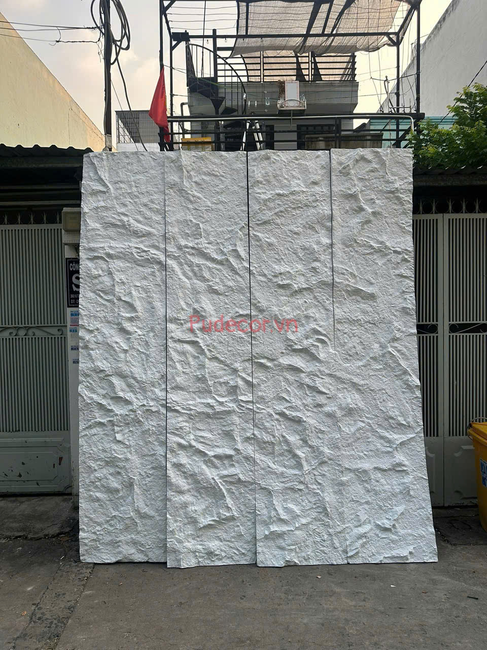 Trong thời đại hiện đại, việc lựa chọn vật liệu xây dựng và hoàn thiện công trình không chỉ dừng lại ở yếu tố chi phí mà còn đòi hỏi sự tinh tế, thẩm mỹ, độ bền và tính ứng dụng linh hoạt. Giữa vô vàn lựa chọn trên thị trường, Tấm Pu Giả Đá nổi bật như một giải pháp trang trí nội thất – ngoại thất tối ưu, mang lại sự kết hợp hoàn hảo giữa vẻ đẹp tinh tế và tính năng vượt trội. Nếu bạn đang phân vân, hãy cùng khám phá 06 lý do thuyết phục khiến bạn không thể bỏ qua sản phẩm đặc biệt này cho công trình của mình. LÝ DO 01: TẤM PU GIẢ ĐÁ – GIẢI PHÁP HOÀN THIỆN THÔNG MINH CHO NỘI THẤT HIỆN ĐẠI Tấm Pu Giả Đá không chỉ đơn thuần là vật liệu nội thất thông thường, mà còn là một giải pháp mang tính cách mạng trong thi công hiện đại. Mặc dù giá thành hoàn thiện của sản phẩm này tương đối cao so với một số lựa chọn phổ thông khác như sơn nước hay giấy dán tường, nhưng nếu phân tích sâu hơn, bạn sẽ nhận ra rằng đây là một khoản đầu tư hoàn toàn xứng đáng và hợp lý trong dài hạn.