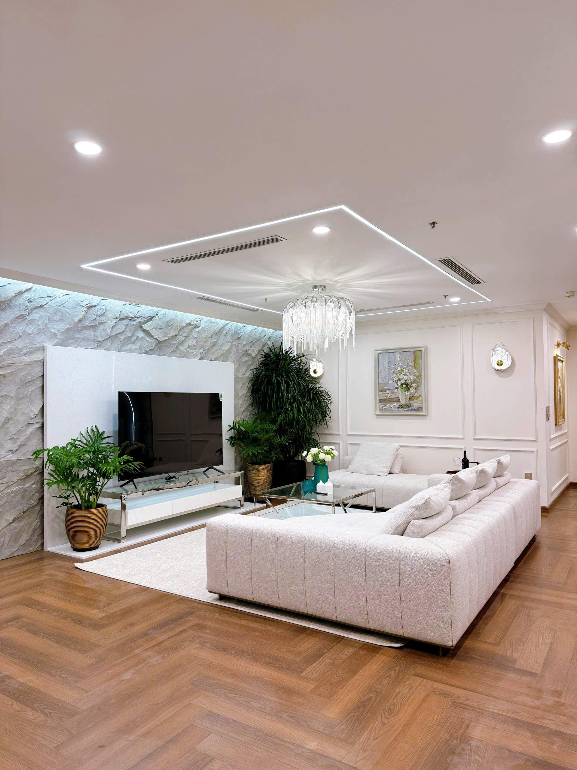 LÝ DO 02: ỐP 01 BỨC TƯỜNG – ĐÃ ĐỦ TẠO ĐIỂM NHẤN ĐẲNG CẤP Không gian sống hiện đại đề cao yếu tố thẩm mỹ tinh tế và hiệu ứng thị giác. Do đó, thay vì ốp kín toàn bộ các bức tường, xu hướng hiện nay là tập trung vào việc tạo điểm nhấn cho một bức tường duy nhất, thông qua các chất liệu nổi bật – trong đó Tấm Pu Giả Đá là lựa chọn hàng đầu. Chỉ cần ốp một bức tường trong phòng khách, phòng ngủ, khu vực làm việc hay sảnh đón tiếp – bạn đã có thể biến không gian trở nên khác biệt hoàn toàn. Vẻ đẹp của vân đá tự nhiên, sự sắc nét trong từng chi tiết, kết hợp cùng ánh sáng phù hợp sẽ giúp bức tường nổi bật như một tác phẩm nghệ thuật đích thực. Không cần quá nhiều chi tiết cầu kỳ, cũng không cần đầu tư quá lớn, một bức tường ốp Tấm Pu Giả Đá đủ để nâng tầm không gian, tạo cảm giác hiện đại, sang trọng và chuyên nghiệp. Đây cũng chính là lý do khiến các nhà thiết kế nội thất, kiến trúc sư ưu tiên sử dụng dòng vật liệu này trong các dự án cao cấp.