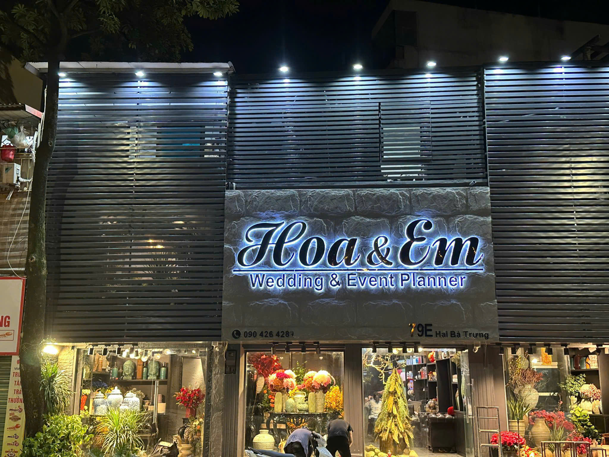 LÝ DO 02: ỐP 01 BỨC TƯỜNG – ĐÃ ĐỦ TẠO ĐIỂM NHẤN ĐẲNG CẤP Không gian sống hiện đại đề cao yếu tố thẩm mỹ tinh tế và hiệu ứng thị giác. Do đó, thay vì ốp kín toàn bộ các bức tường, xu hướng hiện nay là tập trung vào việc tạo điểm nhấn cho một bức tường duy nhất, thông qua các chất liệu nổi bật – trong đó Tấm Pu Giả Đá là lựa chọn hàng đầu. Chỉ cần ốp một bức tường trong phòng khách, phòng ngủ, khu vực làm việc hay sảnh đón tiếp – bạn đã có thể biến không gian trở nên khác biệt hoàn toàn. Vẻ đẹp của vân đá tự nhiên, sự sắc nét trong từng chi tiết, kết hợp cùng ánh sáng phù hợp sẽ giúp bức tường nổi bật như một tác phẩm nghệ thuật đích thực. Không cần quá nhiều chi tiết cầu kỳ, cũng không cần đầu tư quá lớn, một bức tường ốp Tấm Pu Giả Đá đủ để nâng tầm không gian, tạo cảm giác hiện đại, sang trọng và chuyên nghiệp. Đây cũng chính là lý do khiến các nhà thiết kế nội thất, kiến trúc sư ưu tiên sử dụng dòng vật liệu này trong các dự án cao cấp.