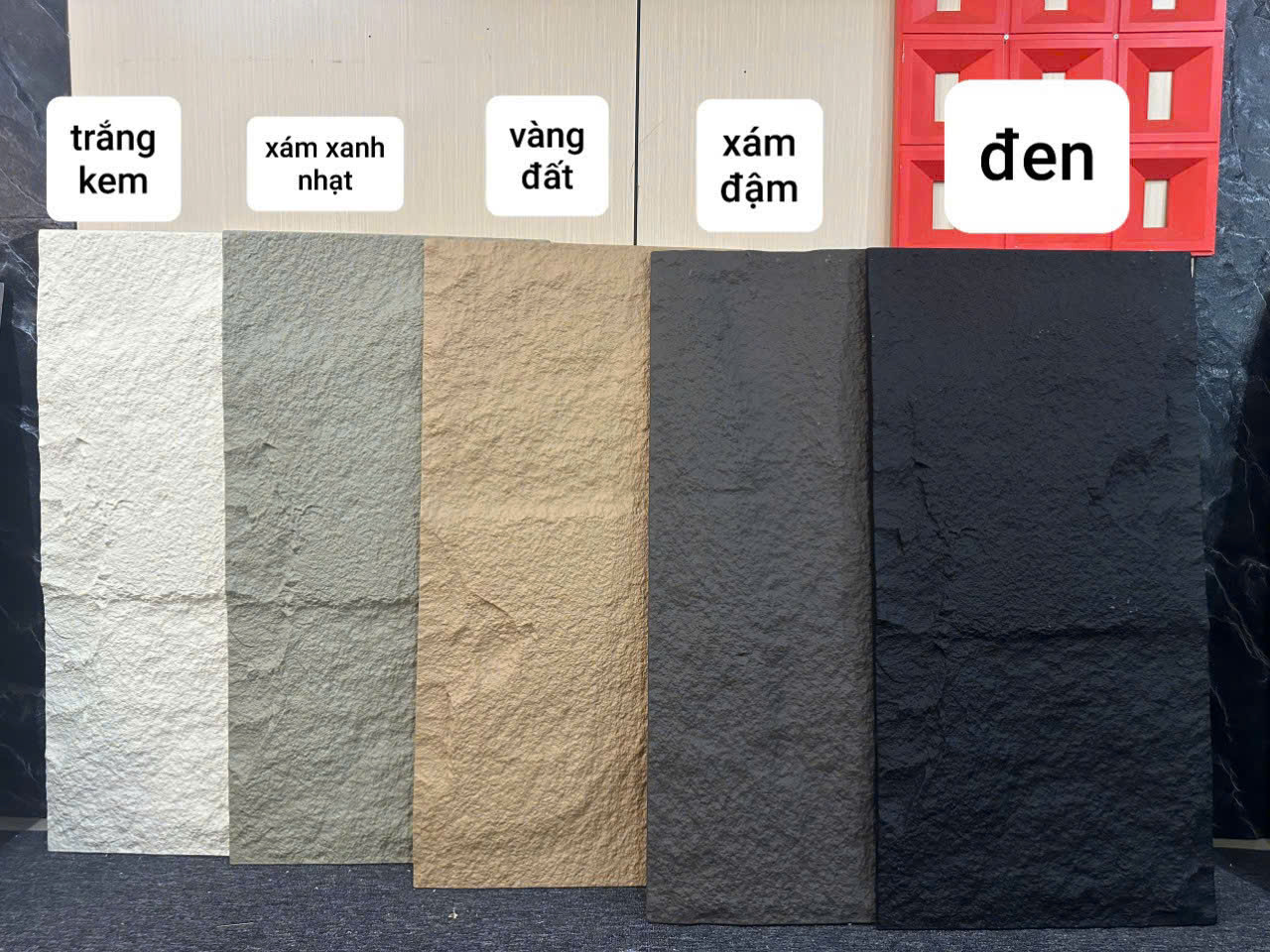 LÝ DO 03: BẢNG MÀU ĐA DẠNG – PHÙ HỢP VỚI MỌI PHONG CÁCH THIẾT KẾ Mỗi công trình, mỗi căn nhà đều mang một bản sắc và cá tính riêng. Do đó, một sản phẩm vật liệu muốn chinh phục được nhiều đối tượng khách hàng cần có khả năng thích ứng cao về mặt thẩm mỹ, và Tấm Pu Giả Đá đã làm được điều này một cách xuất sắc. Hiện nay, PU Decor đang cung cấp hơn 50 mẫu mã vân đá đa dạng, từ vân đá marble nhẹ nhàng, thanh thoát, đến vân đá granite đậm chất cá tính và mạnh mẽ. Mỗi tấm đều được thiết kế tỉ mỉ đến từng chi tiết, mô phỏng chân thực bề mặt đá tự nhiên, với độ bóng – nhám khác nhau tùy nhu cầu. Dù bạn yêu thích phong cách Bắc Âu tối giản, phong cách Indochine kết hợp truyền thống và hiện đại, hay theo đuổi phong cách luxury sang trọng – Tấm Pu Giả Đá đều có thể đáp ứng hoàn hảo. Sự đa dạng này không chỉ giúp việc phối hợp màu sắc, nội thất trở nên linh hoạt hơn mà còn tạo ra những không gian đậm chất cá nhân hóa. Ngay cả những khách hàng khó tính nhất, yêu cầu cao về màu sắc, ánh sáng, hay hiệu ứng cảm xúc – cũng có thể dễ dàng lựa chọn được một mẫu mã phù hợp.