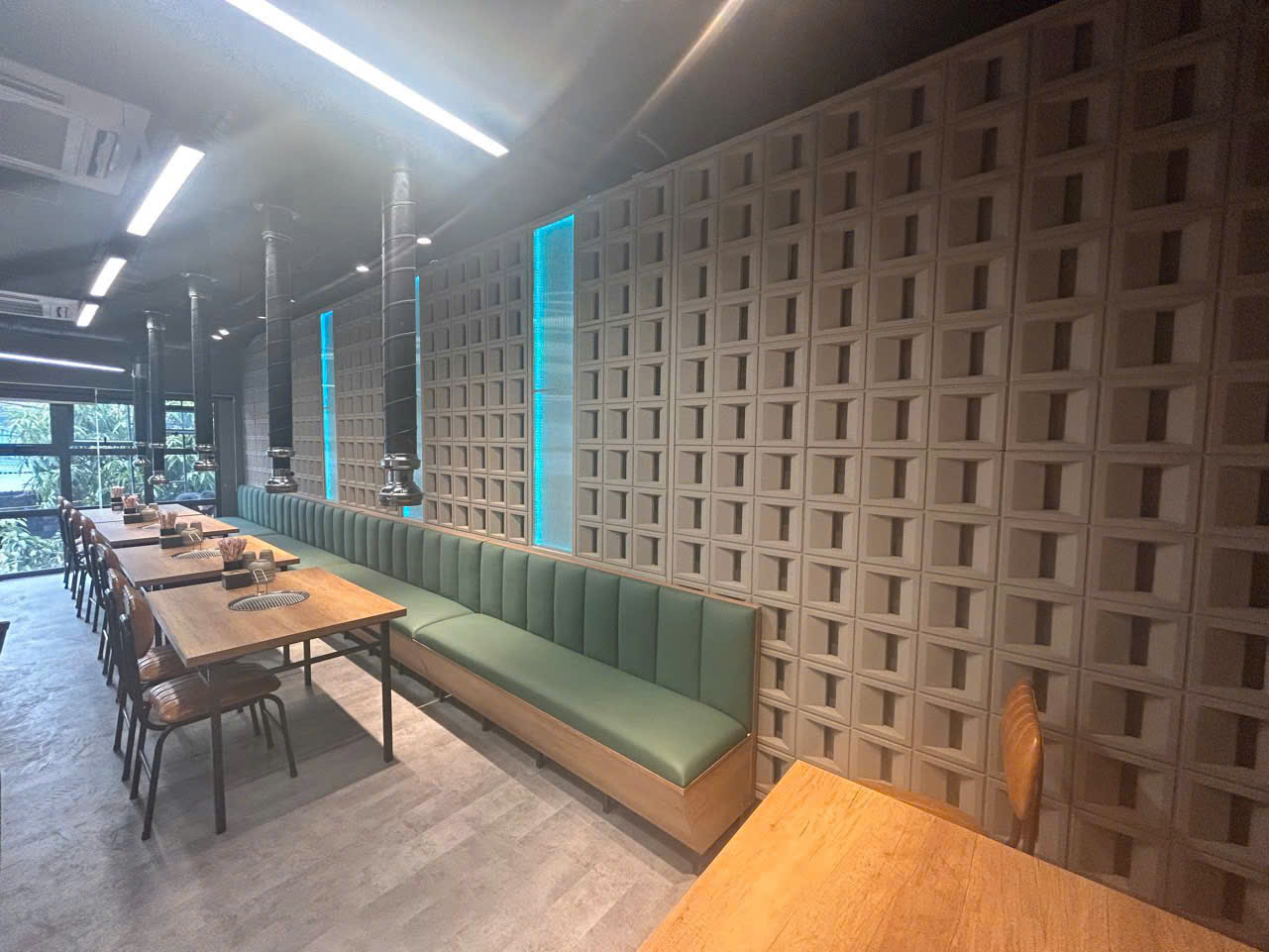 LÝ DO 05: DỊCH VỤ TƯ VẤN NHIỆT TÌNH – SẴN SÀNG 24/7 Dù bạn là khách hàng mới chỉ đang tìm hiểu hay đã sử dụng sản phẩm nhiều lần, đội ngũ tư vấn của PU Decor luôn sẵn sàng hỗ trợ bất kể ngày đêm. Với phương châm 'Khách hàng là trung tâm của mọi dịch vụ', chúng tôi luôn chủ động lắng nghe và đáp ứng nhu cầu của khách hàng một cách nhanh chóng nhất. Chúng tôi không chỉ tư vấn sản phẩm mà còn gợi ý cách phối màu, thiết kế điểm nhấn, chia sẻ bản vẽ minh họa, gửi ảnh công trình thực tế, và giải đáp các thắc mắc kỹ thuật ngay trong quá trình thi công. Đặc biệt, dù là 12h đêm, nếu bạn cần giải đáp – chỉ cần gọi, nhắn tin, chúng tôi sẽ phản hồi trong thời gian sớm nhất. Chính sự chuyên nghiệp và tận tâm này đã giúp PU Decor xây dựng được lòng tin vững chắc từ hàng nghìn khách hàng trên khắp cả nước.