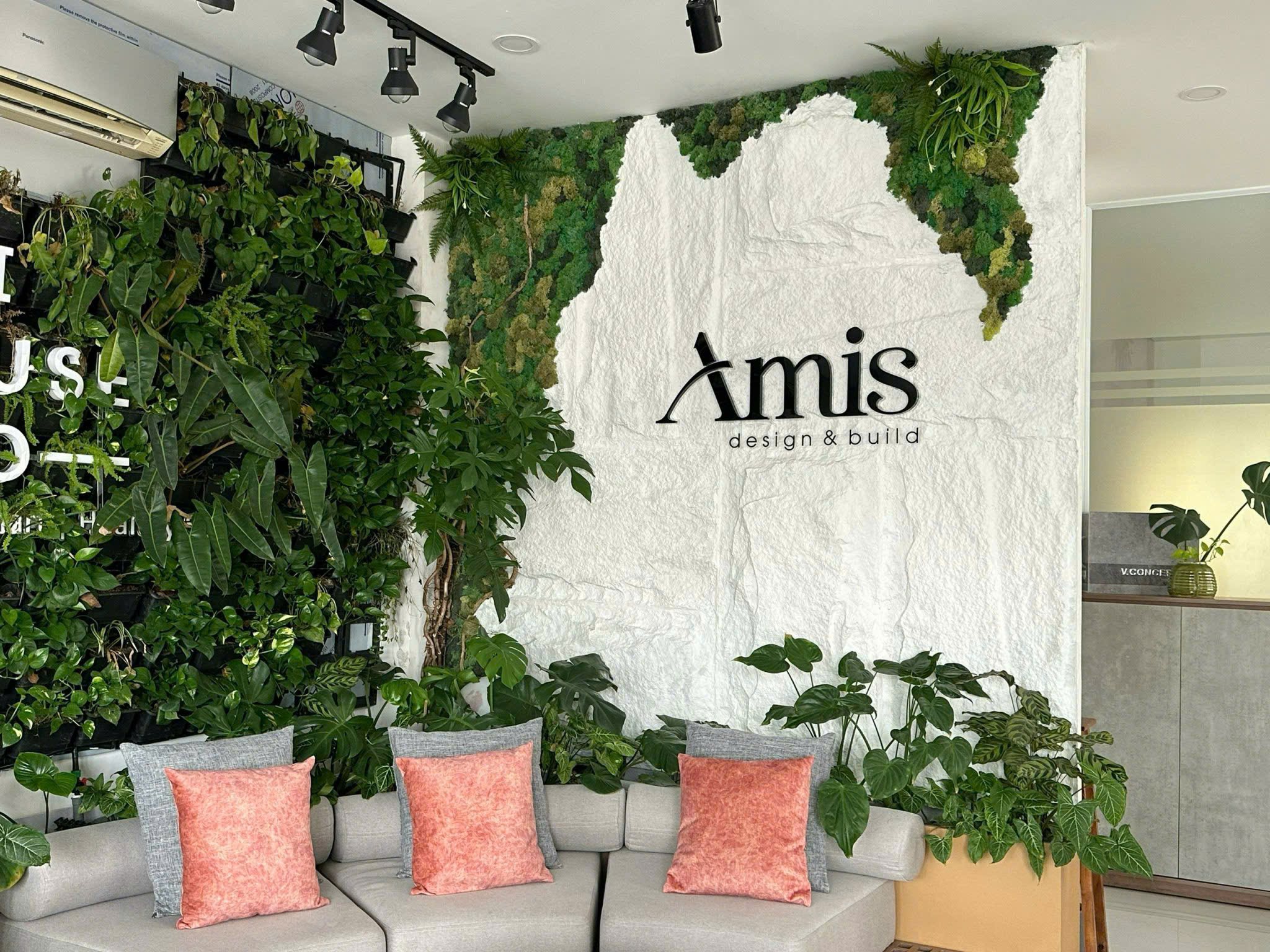 LÝ DO 05: DỊCH VỤ TƯ VẤN NHIỆT TÌNH – SẴN SÀNG 24/7 Dù bạn là khách hàng mới chỉ đang tìm hiểu hay đã sử dụng sản phẩm nhiều lần, đội ngũ tư vấn của PU Decor luôn sẵn sàng hỗ trợ bất kể ngày đêm. Với phương châm 'Khách hàng là trung tâm của mọi dịch vụ', chúng tôi luôn chủ động lắng nghe và đáp ứng nhu cầu của khách hàng một cách nhanh chóng nhất. Chúng tôi không chỉ tư vấn sản phẩm mà còn gợi ý cách phối màu, thiết kế điểm nhấn, chia sẻ bản vẽ minh họa, gửi ảnh công trình thực tế, và giải đáp các thắc mắc kỹ thuật ngay trong quá trình thi công. Đặc biệt, dù là 12h đêm, nếu bạn cần giải đáp – chỉ cần gọi, nhắn tin, chúng tôi sẽ phản hồi trong thời gian sớm nhất. Chính sự chuyên nghiệp và tận tâm này đã giúp PU Decor xây dựng được lòng tin vững chắc từ hàng nghìn khách hàng trên khắp cả nước.