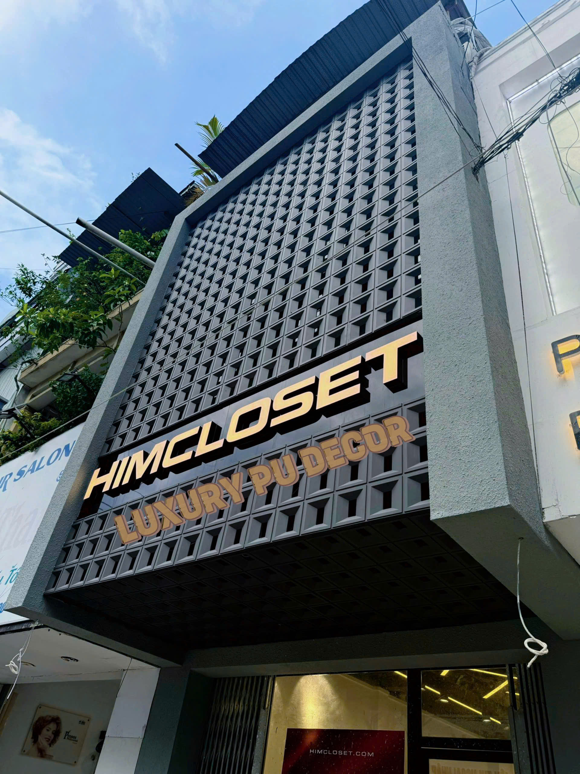 LÝ DO 05: DỊCH VỤ TƯ VẤN NHIỆT TÌNH – SẴN SÀNG 24/7 Dù bạn là khách hàng mới chỉ đang tìm hiểu hay đã sử dụng sản phẩm nhiều lần, đội ngũ tư vấn của PU Decor luôn sẵn sàng hỗ trợ bất kể ngày đêm. Với phương châm 'Khách hàng là trung tâm của mọi dịch vụ', chúng tôi luôn chủ động lắng nghe và đáp ứng nhu cầu của khách hàng một cách nhanh chóng nhất. Chúng tôi không chỉ tư vấn sản phẩm mà còn gợi ý cách phối màu, thiết kế điểm nhấn, chia sẻ bản vẽ minh họa, gửi ảnh công trình thực tế, và giải đáp các thắc mắc kỹ thuật ngay trong quá trình thi công. Đặc biệt, dù là 12h đêm, nếu bạn cần giải đáp – chỉ cần gọi, nhắn tin, chúng tôi sẽ phản hồi trong thời gian sớm nhất. Chính sự chuyên nghiệp và tận tâm này đã giúp PU Decor xây dựng được lòng tin vững chắc từ hàng nghìn khách hàng trên khắp cả nước.