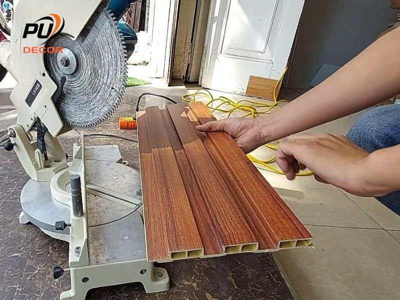 Đo đạc, cắt tấm nhựa theo kích thước thực tế