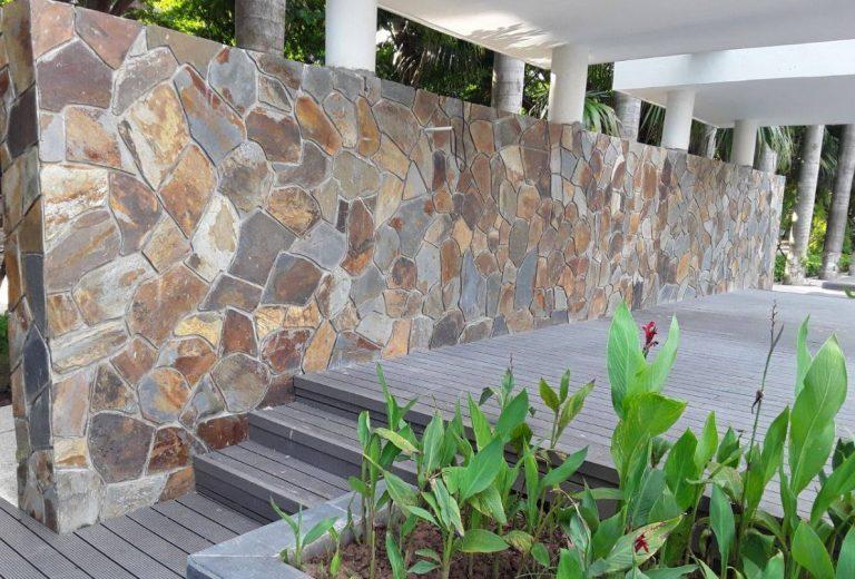 Ưu điểm của đá rối đa sắc khi ốp tường
