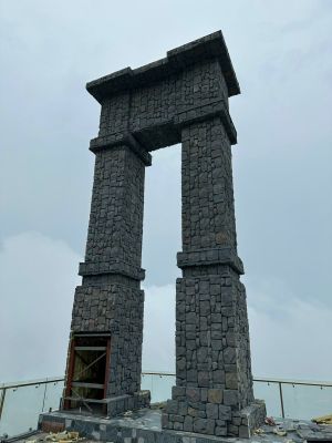 Khả Năng Chống Chịu Của Tấm PU Giả Đá - Bền Vững Dưới Mưa Nắng Hay Chỉ Là Vẻ Đẹp Thoáng Qua Cho Ngoại Thất?