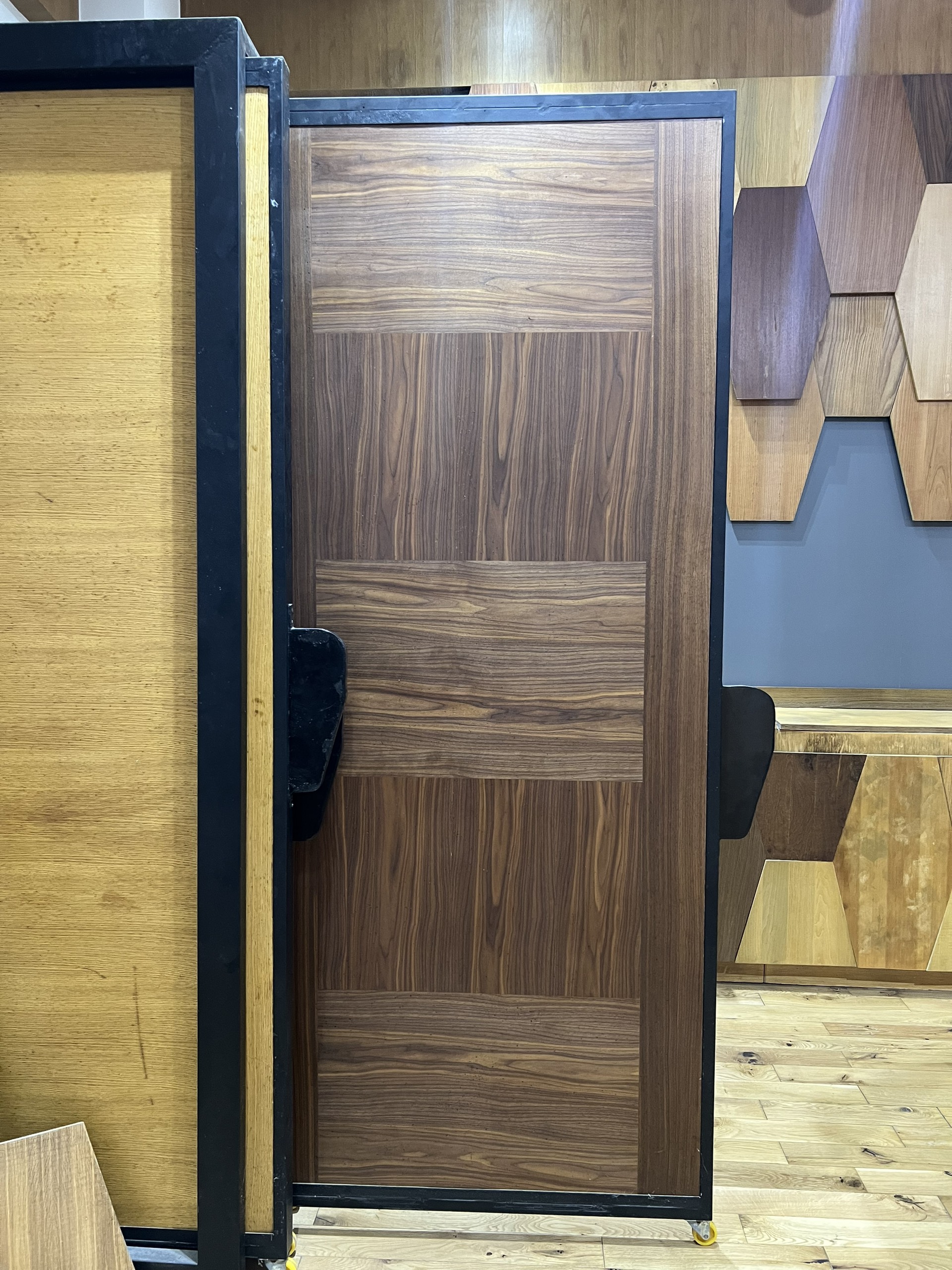 Cửa gỗ dán veneer Walnut