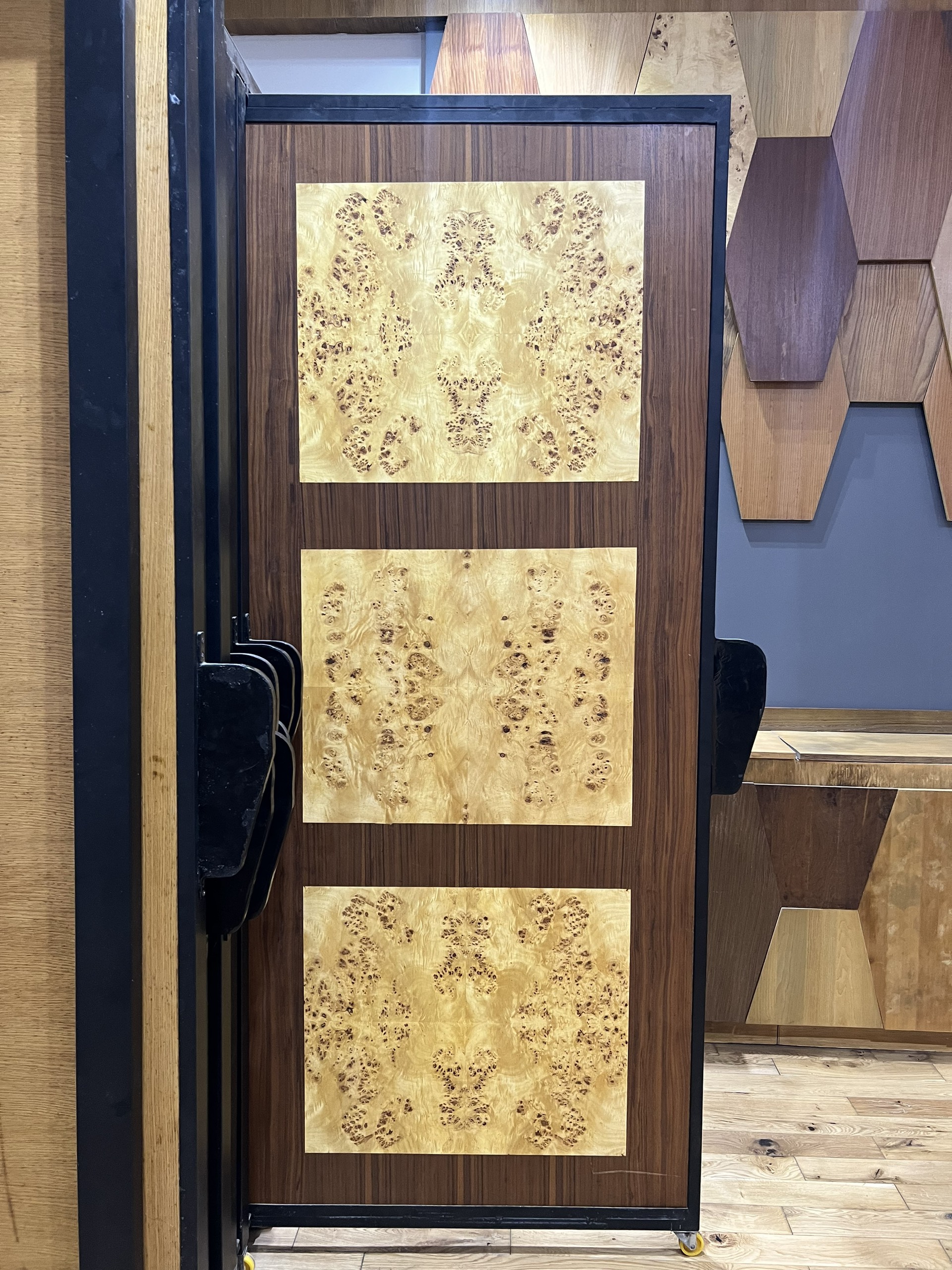 Cửa gỗ ghép veneer Walnut và Poplar Burl