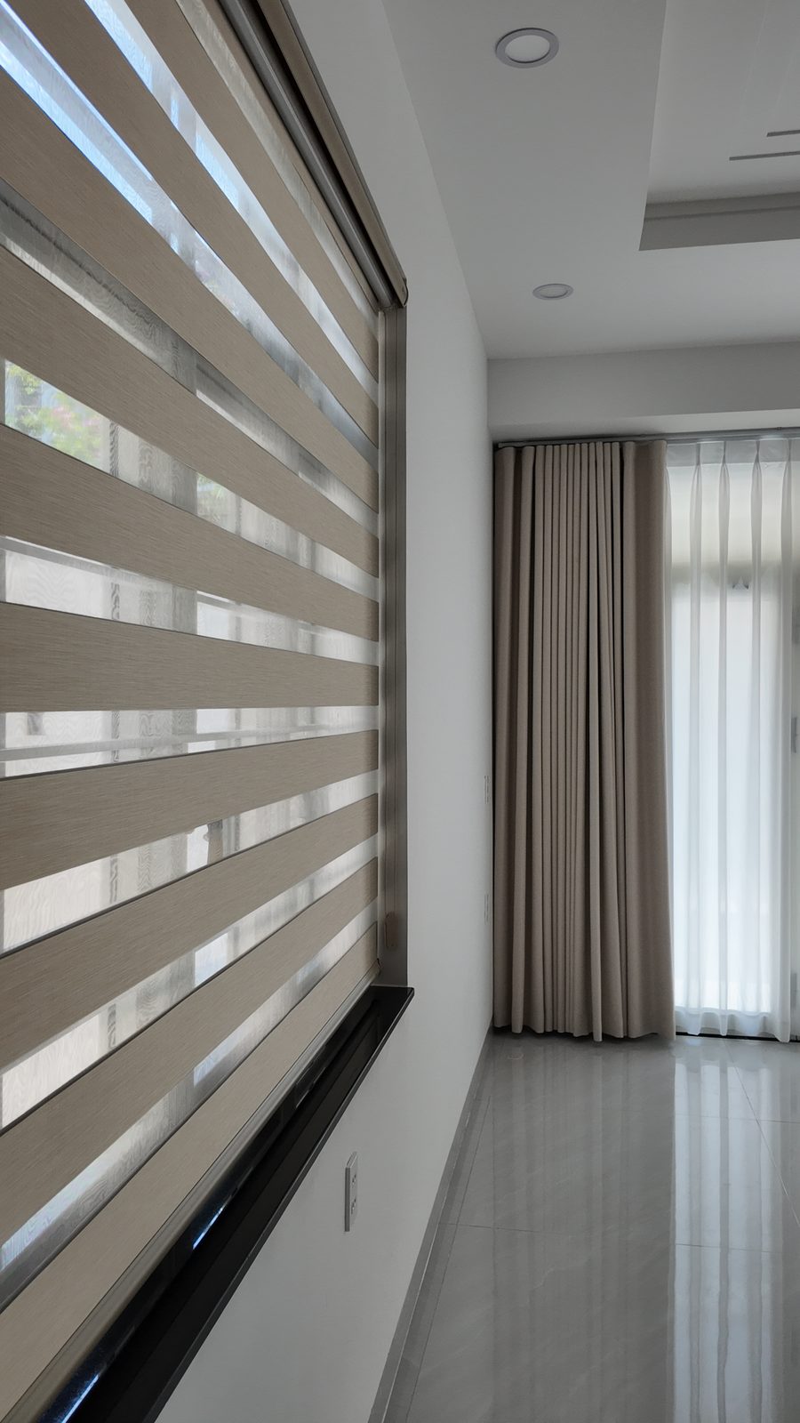 Công trình thực tế Rèm Quốc Anh – rèm vải Tina 3451 và rèm cầu vồng BE302 cùng tông màu