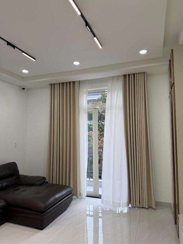 Công trình thực tế Rèm Quốc Anh – rèm vải Modero Tina 3451 kết hợp voan, phòng khách nhà phố chị Ngọc, Biên Hòa, Đồng Nai