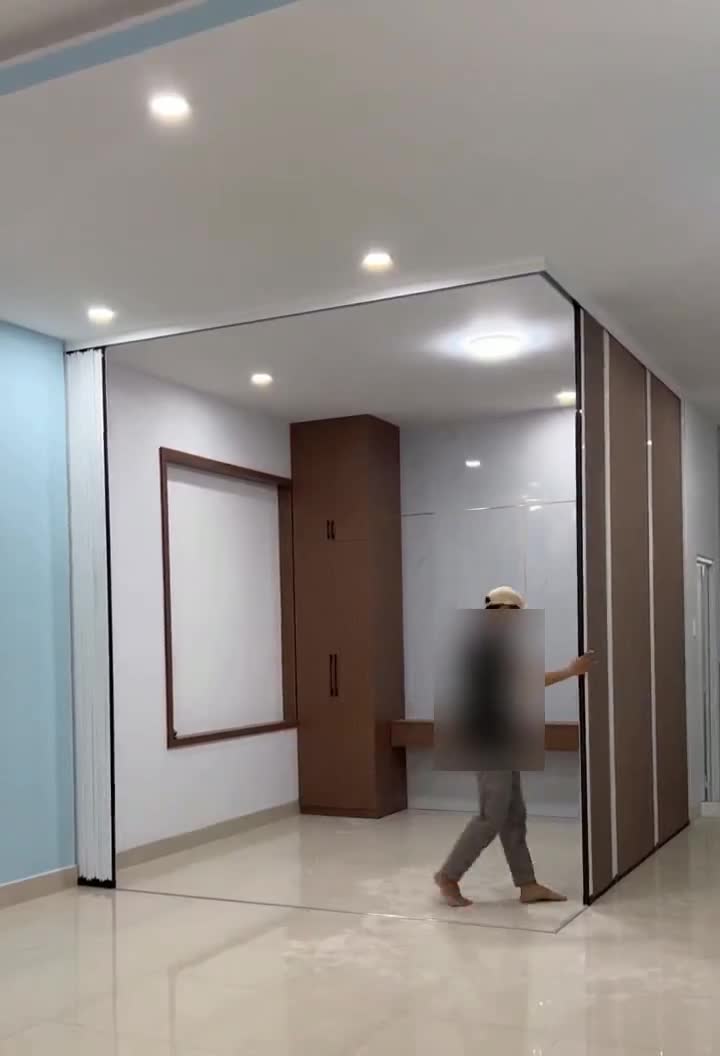 Kéo mở vách tổ ong ngăn lạnh hệ ray xích