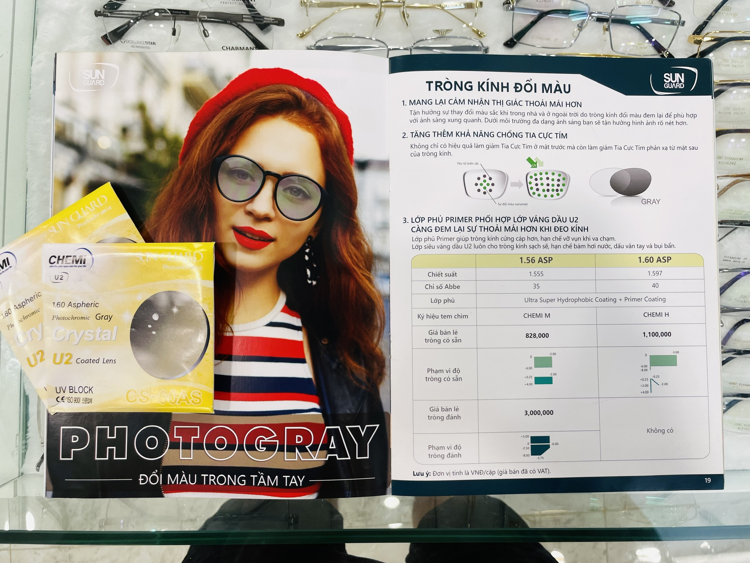 TRÒNG KÍNH ĐỔI MÀU CHEMI U2 1.60 PHOTO GRAY 1, Tròng kính đổi màu mang lại cảm nhận thị giác thoải mái hơn. - Tận hưởng sự thay đổi màu sắc khi trong nhà và ở ngoài trời do tròng kính đổi màu đem lại để phù hợp với ánh sáng xung quanh. - Dưới môi trường đa dạng ánh sáng bạn sẽ tận hưởng hình ảnh rõ nét hơn. 2, Tăng thêm khả năng chống tia cực tím - Không chỉ có hiệu quả làm giảm tia cực tím ở mặt trước mà còn làm giảm tia cực tím phản xạ từ mặt sau của tròng kính. 3, Lớp phủ PRIMER phối hợp với lớp váng dầu U2 càng đem lại sự thoải mái hơn khi đeo kính - Lớp phủ PRIMER giúp tròng kính cứng cáp hơn, hạn chế vỡ vụn khi va chạm. - Lớp Siêu váng dầu U2 luôn cho tròng kính sạch sẽ, hạn chế bám hơi nước, dấu vân tay và bui bẩn.