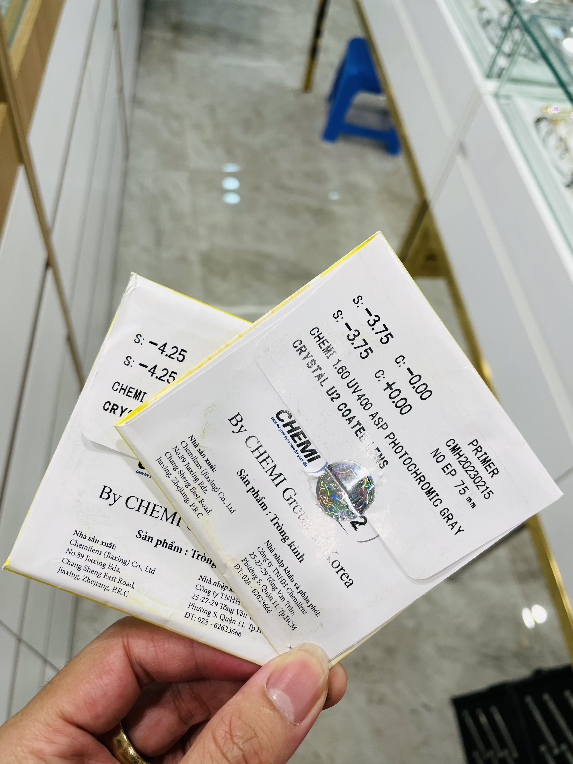 TRÒNG KÍNH ĐỔI MÀU CHEMI U2 1.60 PHOTO GRAY 1, Tròng kính đổi màu mang lại cảm nhận thị giác thoải mái hơn. - Tận hưởng sự thay đổi màu sắc khi trong nhà và ở ngoài trời do tròng kính đổi màu đem lại để phù hợp với ánh sáng xung quanh. - Dưới môi trường đa dạng ánh sáng bạn sẽ tận hưởng hình ảnh rõ nét hơn. 2, Tăng thêm khả năng chống tia cực tím - Không chỉ có hiệu quả làm giảm tia cực tím ở mặt trước mà còn làm giảm tia cực tím phản xạ từ mặt sau của tròng kính. 3, Lớp phủ PRIMER phối hợp với lớp váng dầu U2 càng đem lại sự thoải mái hơn khi đeo kính - Lớp phủ PRIMER giúp tròng kính cứng cáp hơn, hạn chế vỡ vụn khi va chạm. - Lớp Siêu váng dầu U2 luôn cho tròng kính sạch sẽ, hạn chế bám hơi nước, dấu vân tay và bui bẩn.