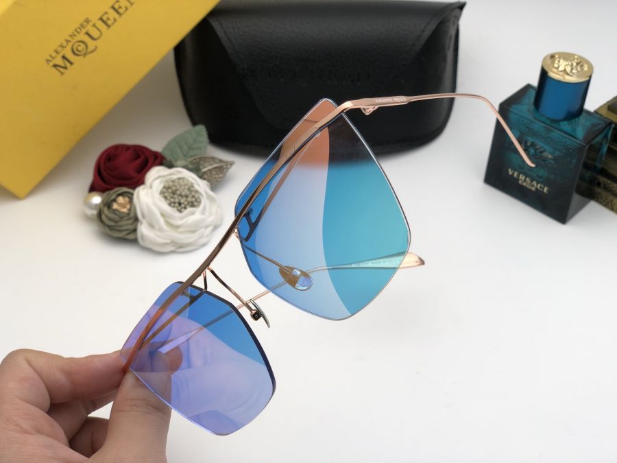 KÍNH MẮT NỮ CAO CẤP ALEXANDER MQUEEN AMO144S GOLD BLUE LENS