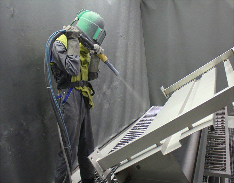 Xử Lý Bề Mặt Nhôm Đùn Bằng Phun Cát (Sandblasting): Quy Trình Và Lợi Ích