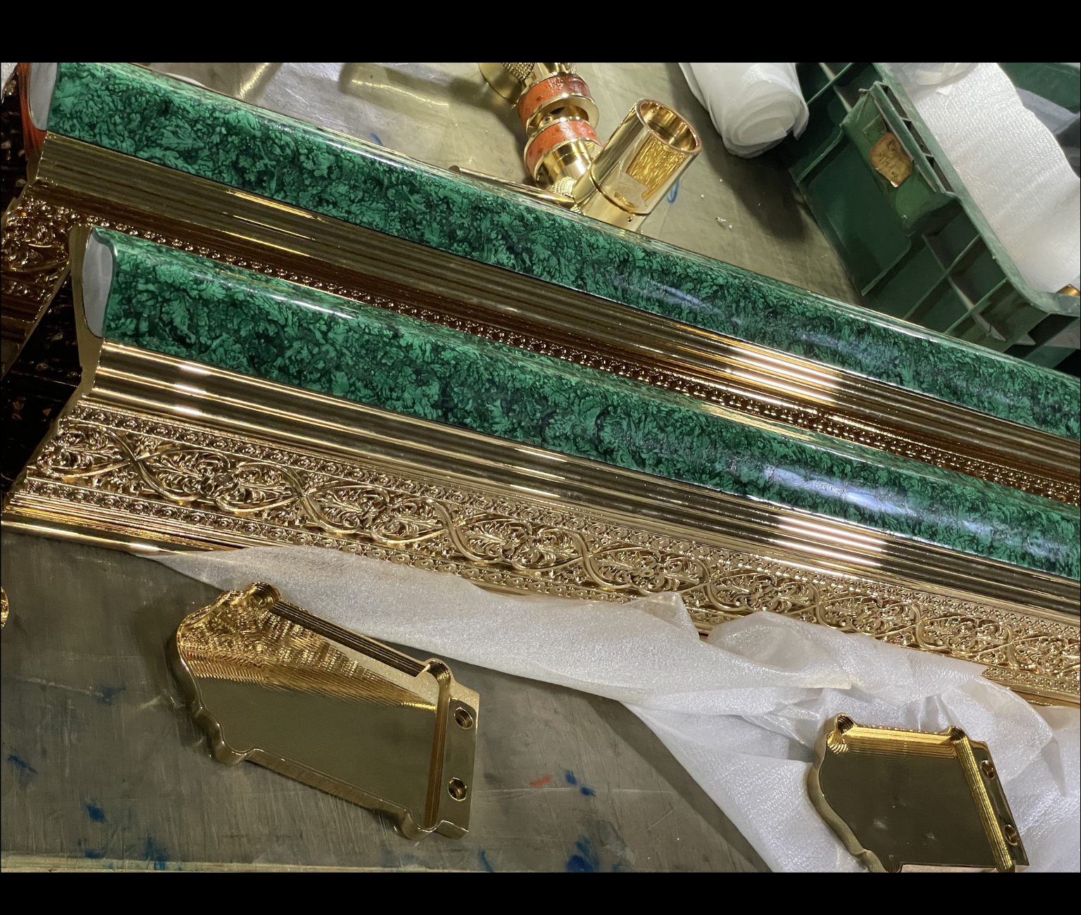 Tay Vịn Đồng, Nhôm Với Đá Khổng Tước