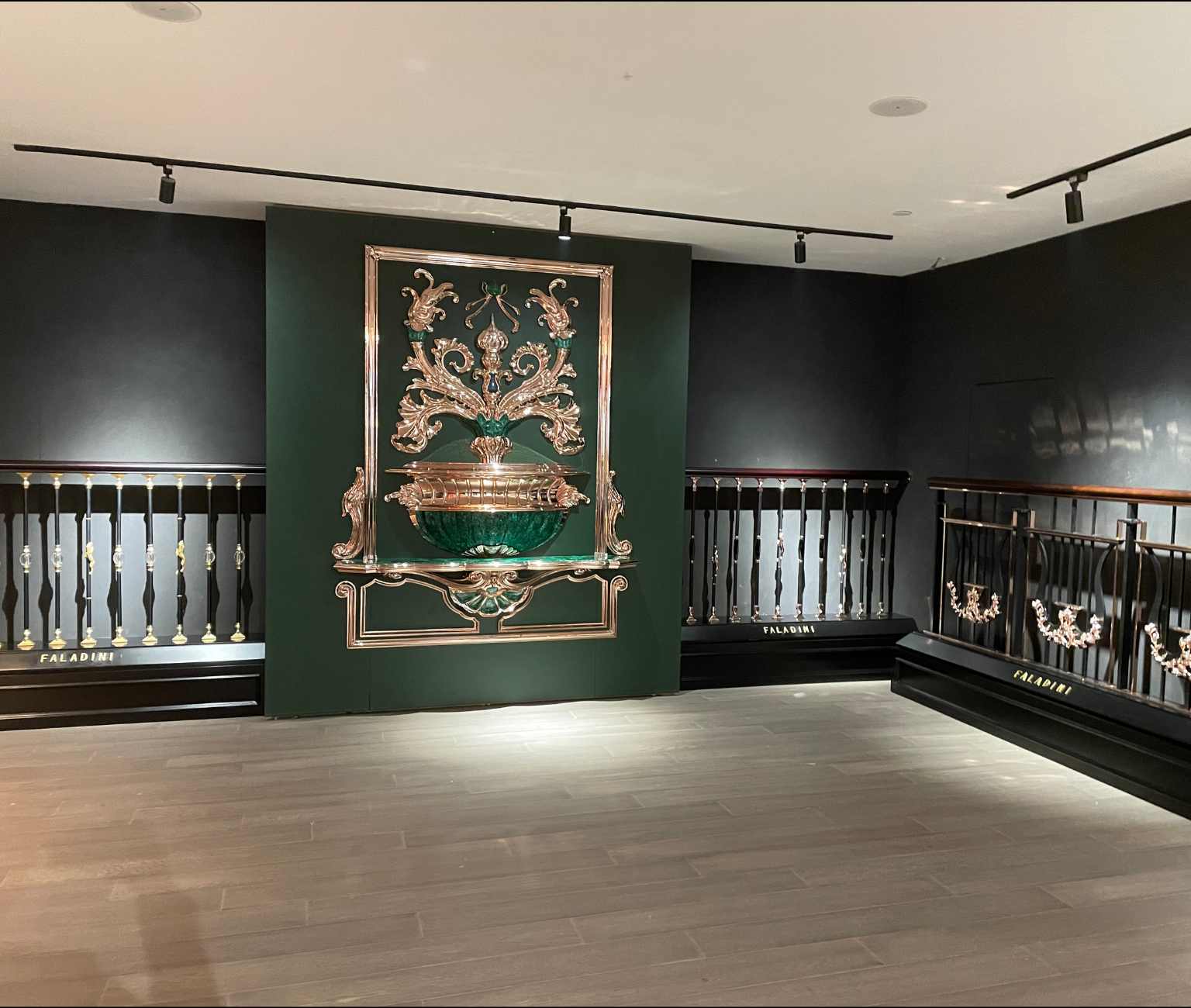 Bích Hoạ Đá - Tân Cổ Điển