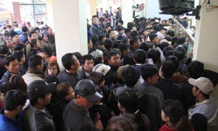 Người Nghệ An chen chúc làm thủ tục xuất ngoại