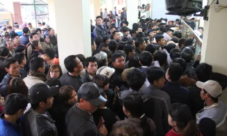 Người Nghệ An chen chúc làm thủ tục xuất ngoại