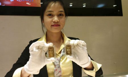 Nhà đầu tư vàng chốt lời, khách nhỏ mua vào