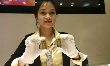 Nhà đầu tư vàng chốt lời, khách nhỏ mua vào
