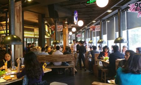 Nhà hàng, quán ăn kín khách sau Tết