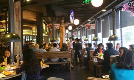 Nhà hàng, quán ăn kín khách sau Tết