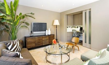 Một vài chậu cây xanh làm sáng bừng phòng khách