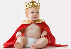 Bé mặc đồ ngộ nghĩnh, đáng yêu