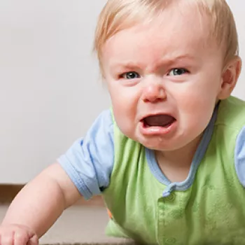 Em bé khóc khi nghe tiếng mình... cười - iu quá đi