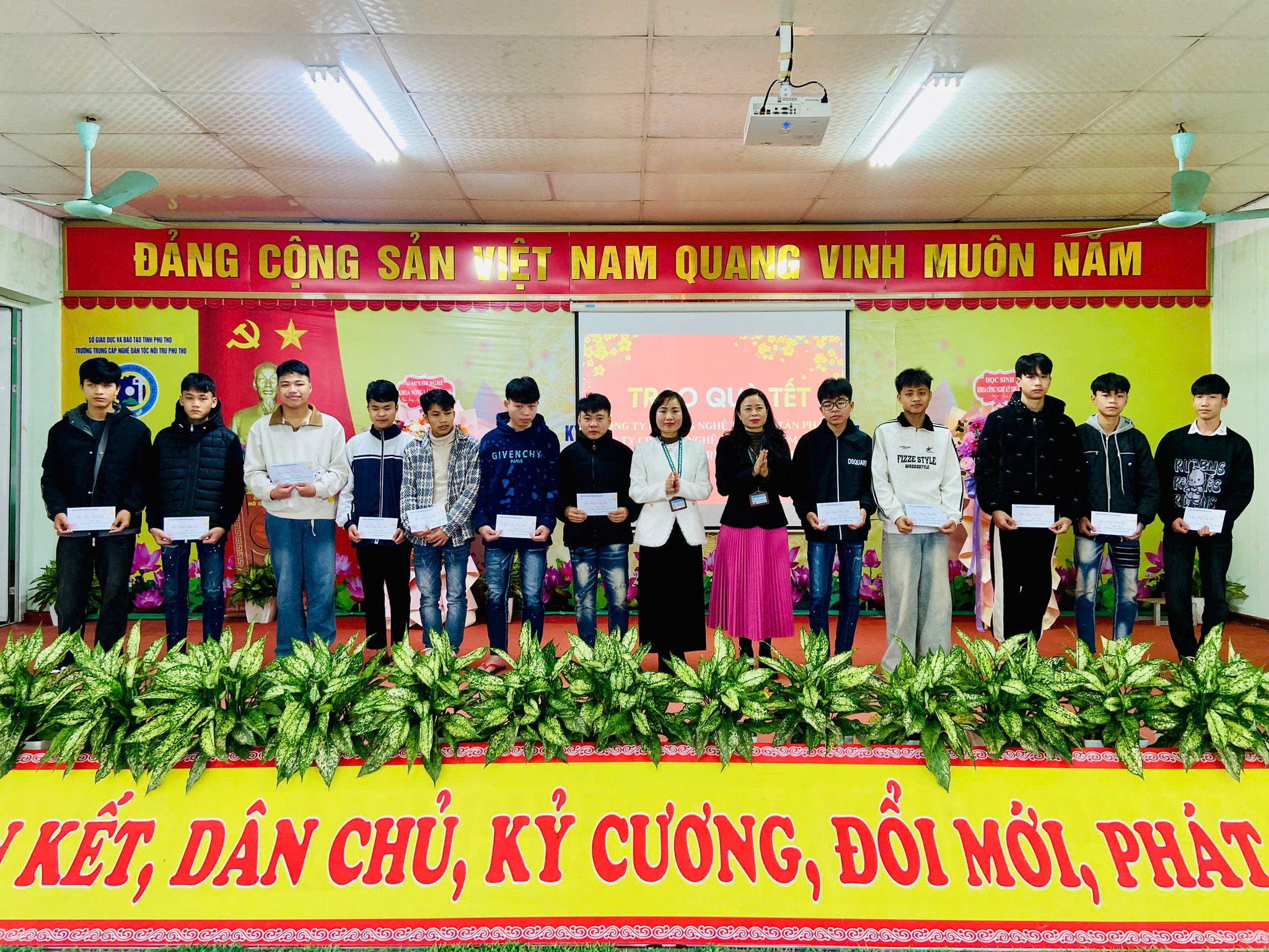 RỘN RÀNG SẮC XUÂN BÍNH NGỌ - GÓI TRỌN YÊU THƯƠNG TRONG TỪNG KHOẢNH KHẮC