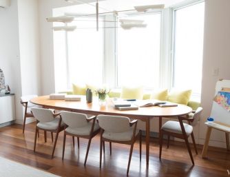 Chọn bàn đơn giản cho phòng khách thoáng đãng