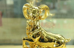 Tượng dê phong thủy mạ vàng