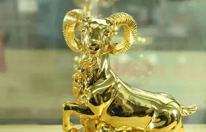 Tượng dê phong thủy mạ vàng