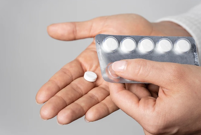 Vì sao uống thuốc giảm đau, hạ sốt khi bụng đói có thể gây hại dạ dày?