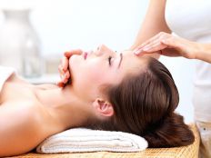 Quá trình mát xa mặt tại spa