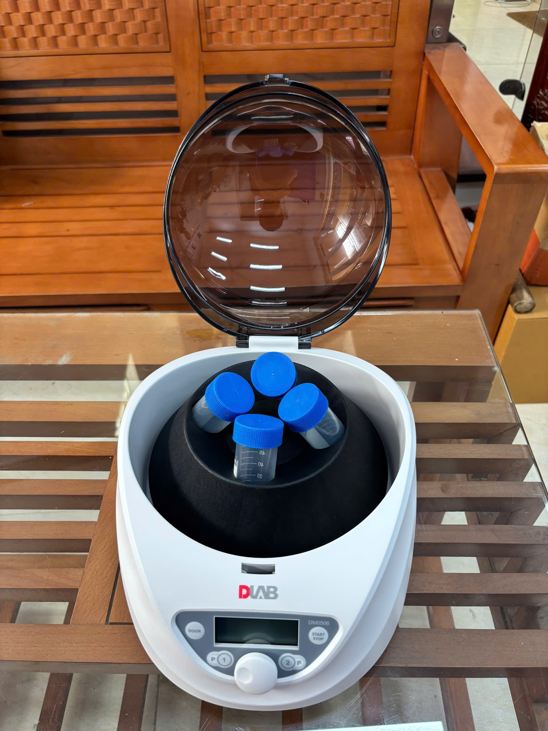 Máy ly tâm 4x50ml, 5000 vòng/phút DM0506 (A4-50P) DLAB