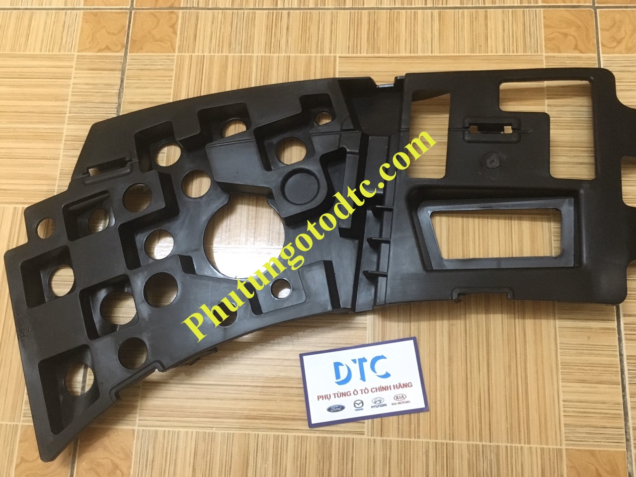 BÁT BẮT CẢN TRƯỚC PHẢI PEUGEOT 3008 , NHỰA CÀI BADSOC TRƯỚC PEUGEOT 3008 2015 , 2016 , 2017