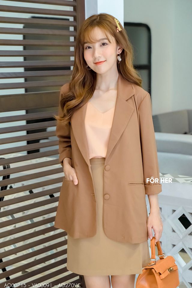 Áo vest vàng cỏ úa +  Chân váy hàng nút nâu