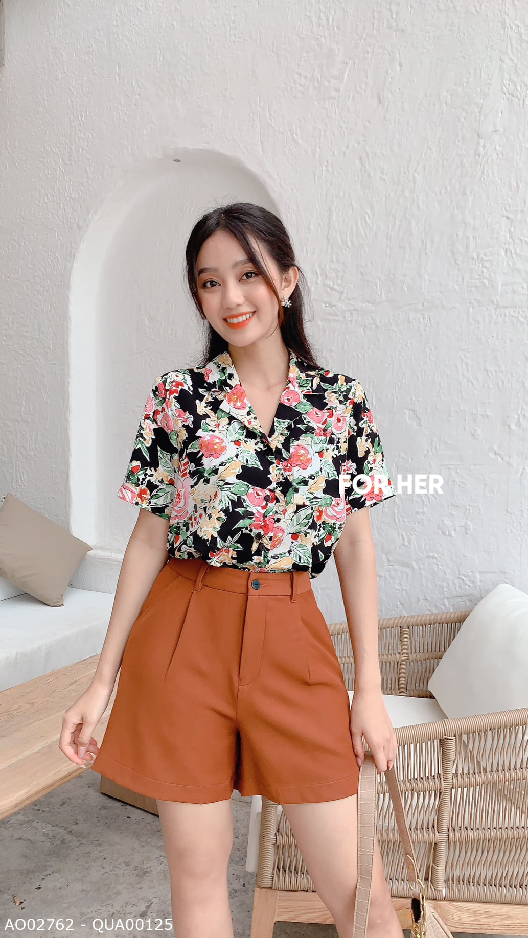 Áo tay ngắn đen hoa to