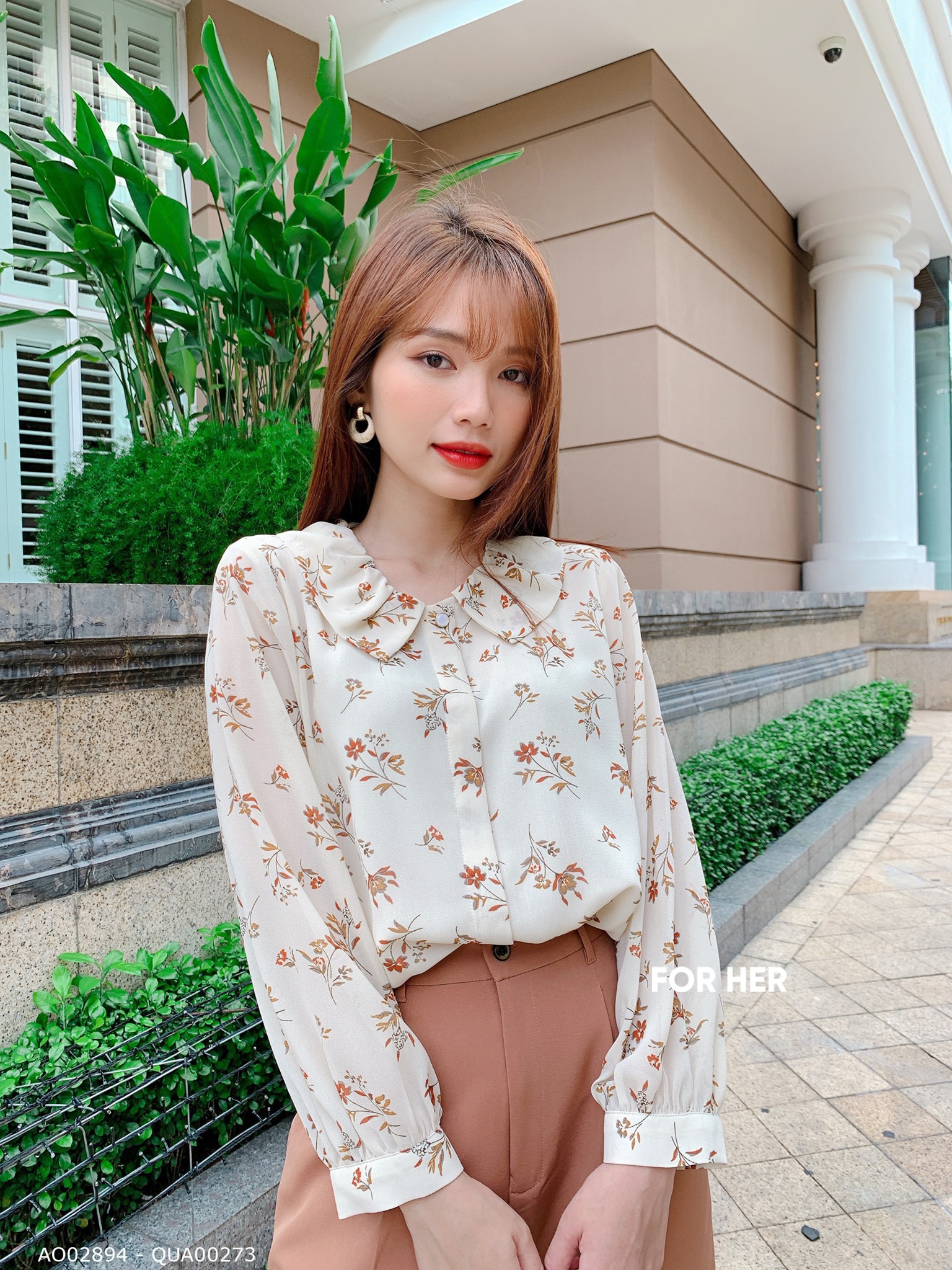 Áo cổ bèo tròn hoa kem