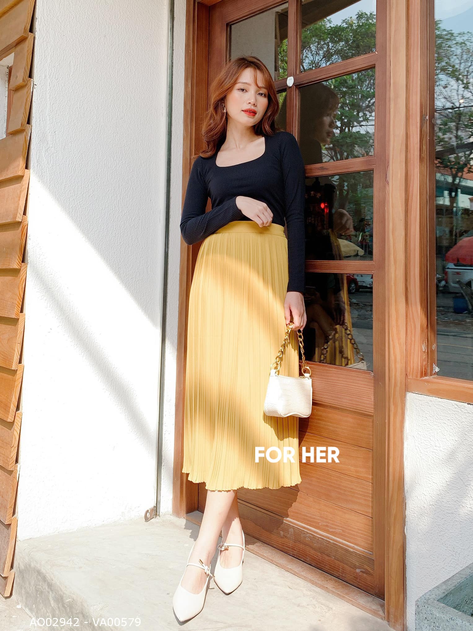 Áo thun cổ U đen