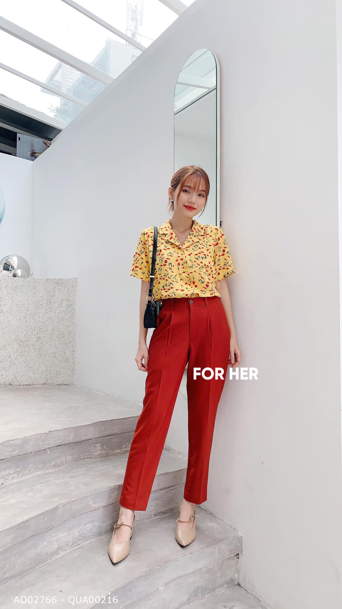 Áo tay ngắn vàng hoa đỏ