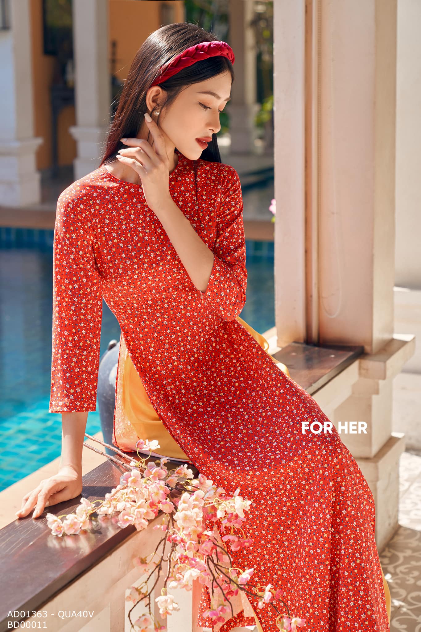 Áo dài cổ tròn đỏ hoa nhí