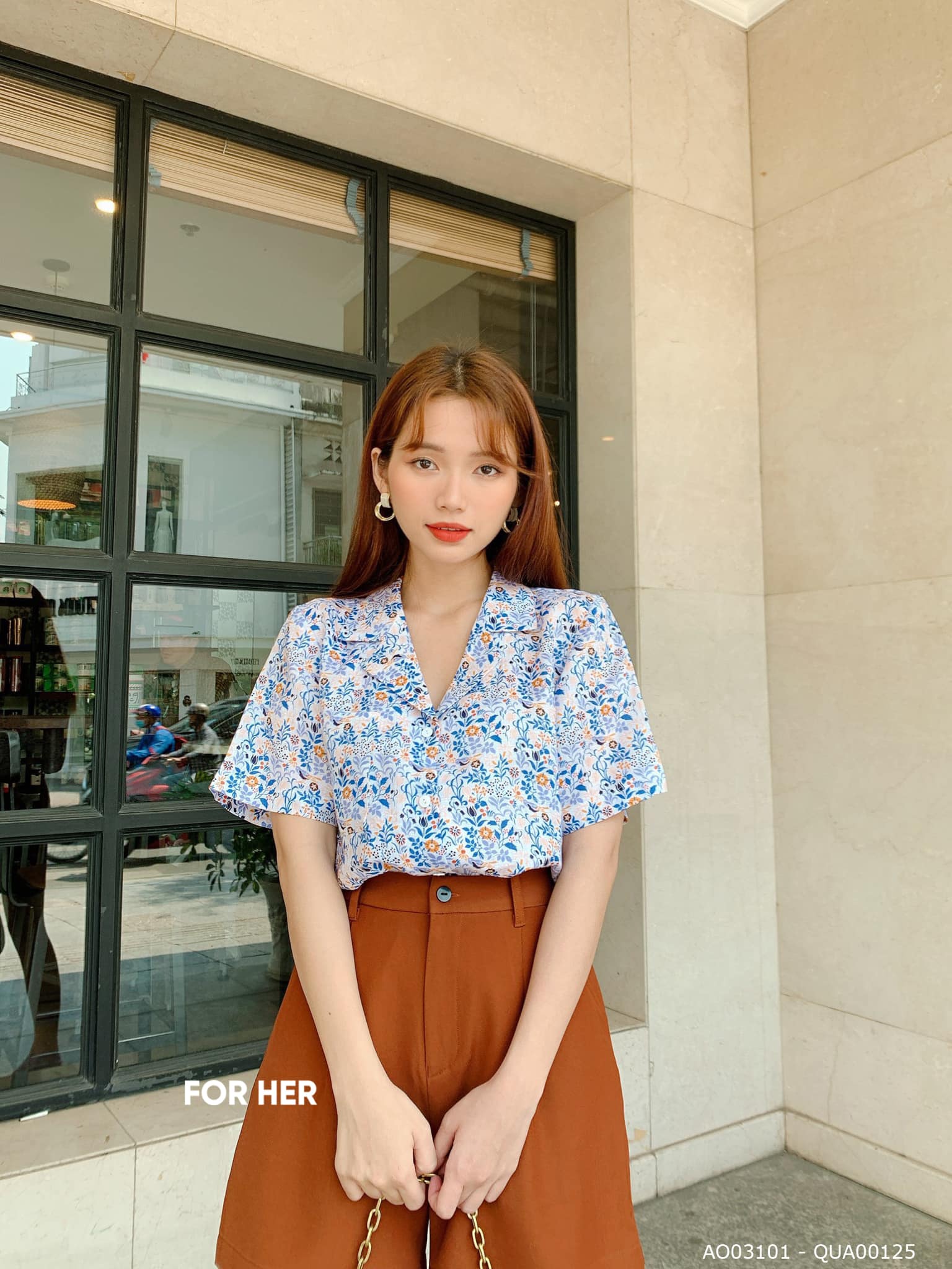 Áo tay ngắn trắng hoa xanh